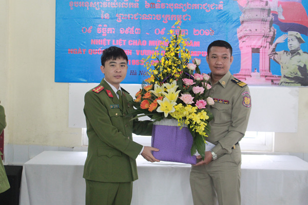 Đại diện các đơn vị chức năng thuộc Học viện CSND tặng hoa chúc mừng Quốc khánh Campuchia.